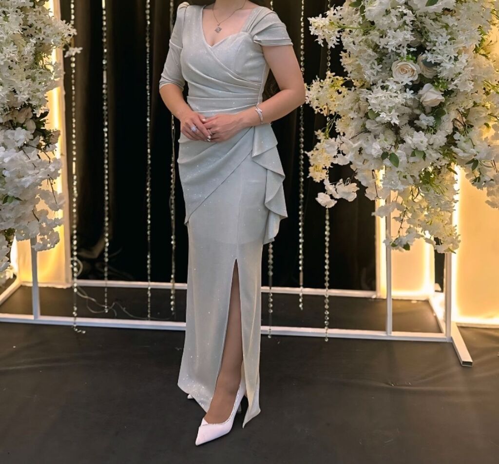 Tecili satilir 1 defe sadece toya geyilib ela veziyyetde M razmer