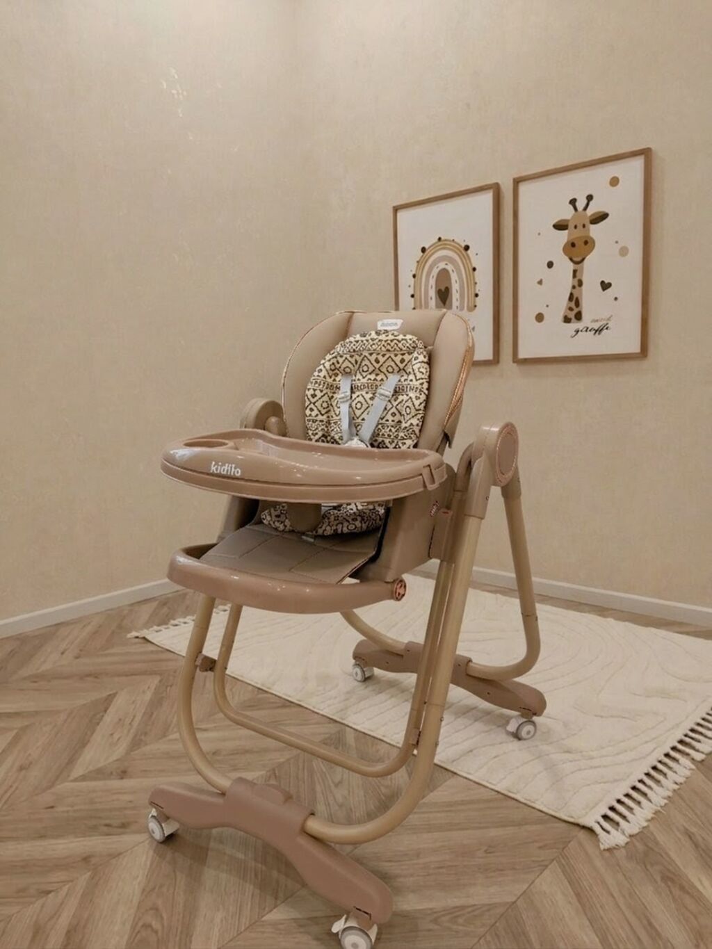 Uşaq yemək stulu – Kidilo ✓ Yellənir, manual idarə olunur ✓ Rahat