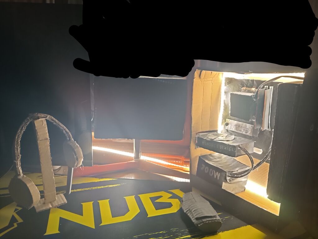 Kartondan hazırlanmış dekorativ “gaming” kompüteri maketi - Material