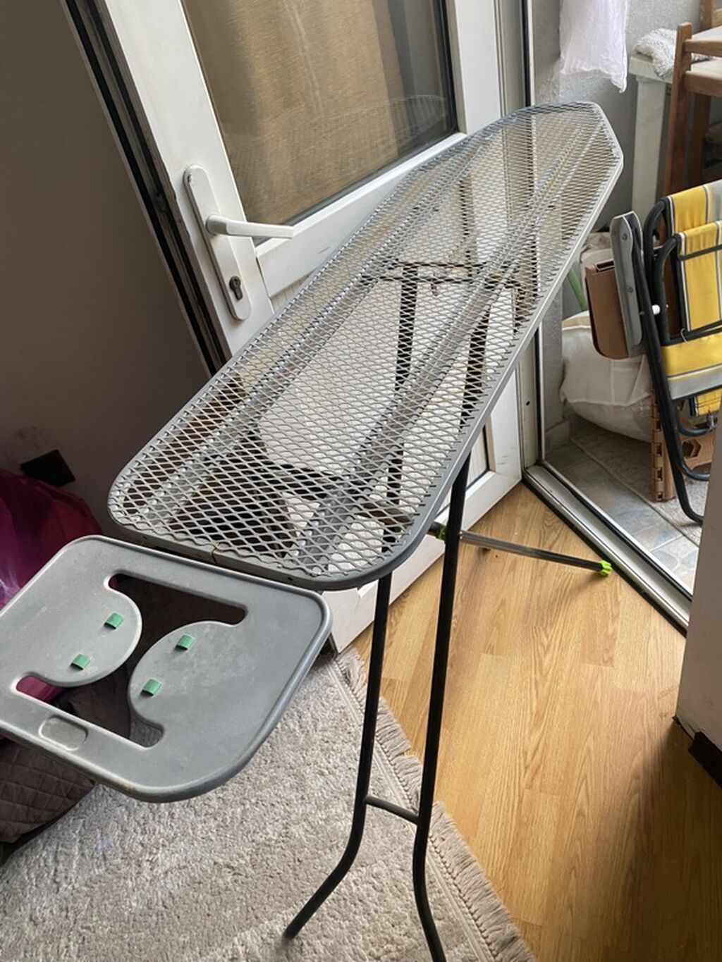 Metal torlu ütü masası - Geniş, uzunsov iş səthi: havakeçirən metal