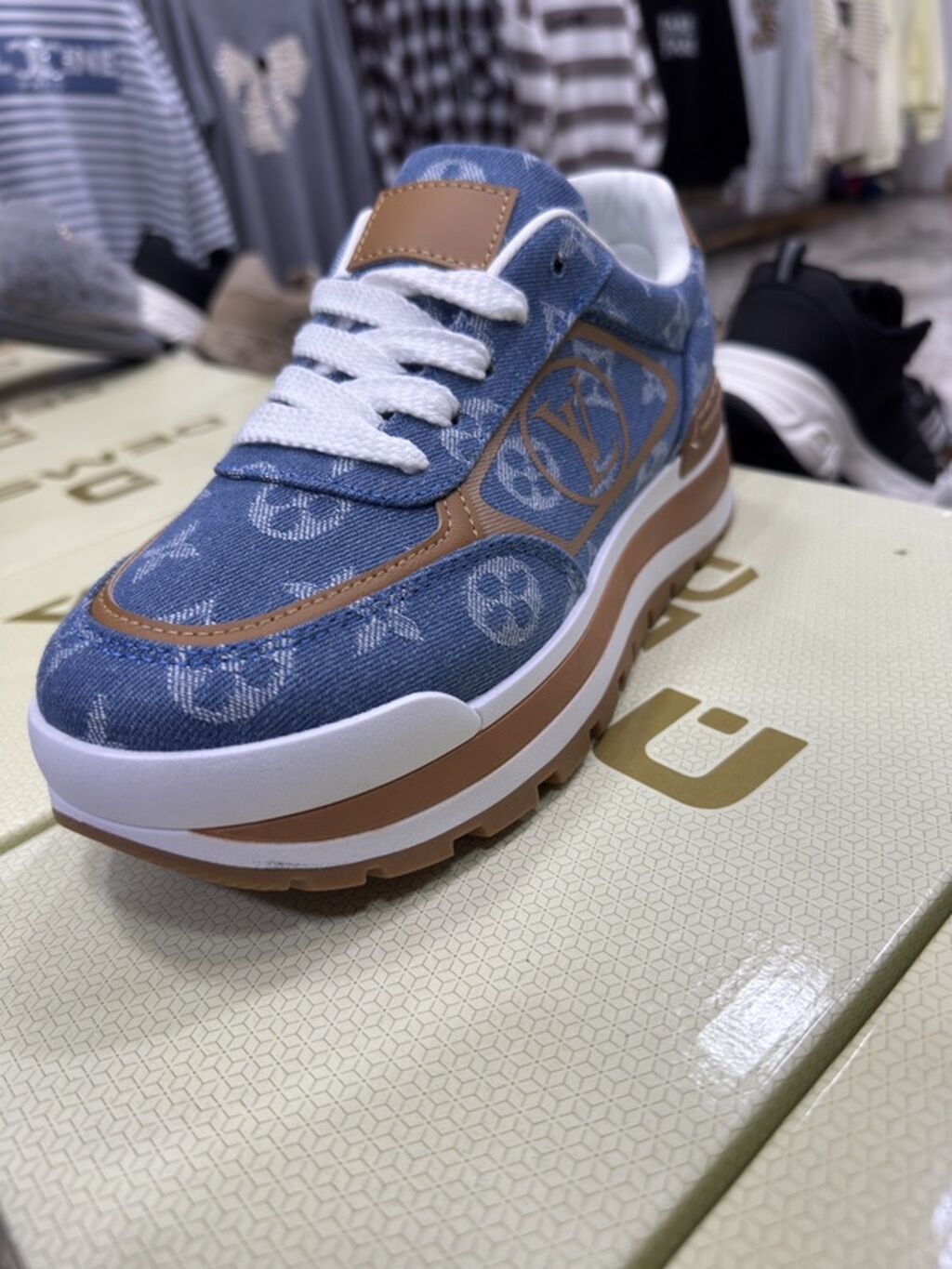 Məhsul: Qadın krossovkası – denim üstlü, naxışlı model - Üst