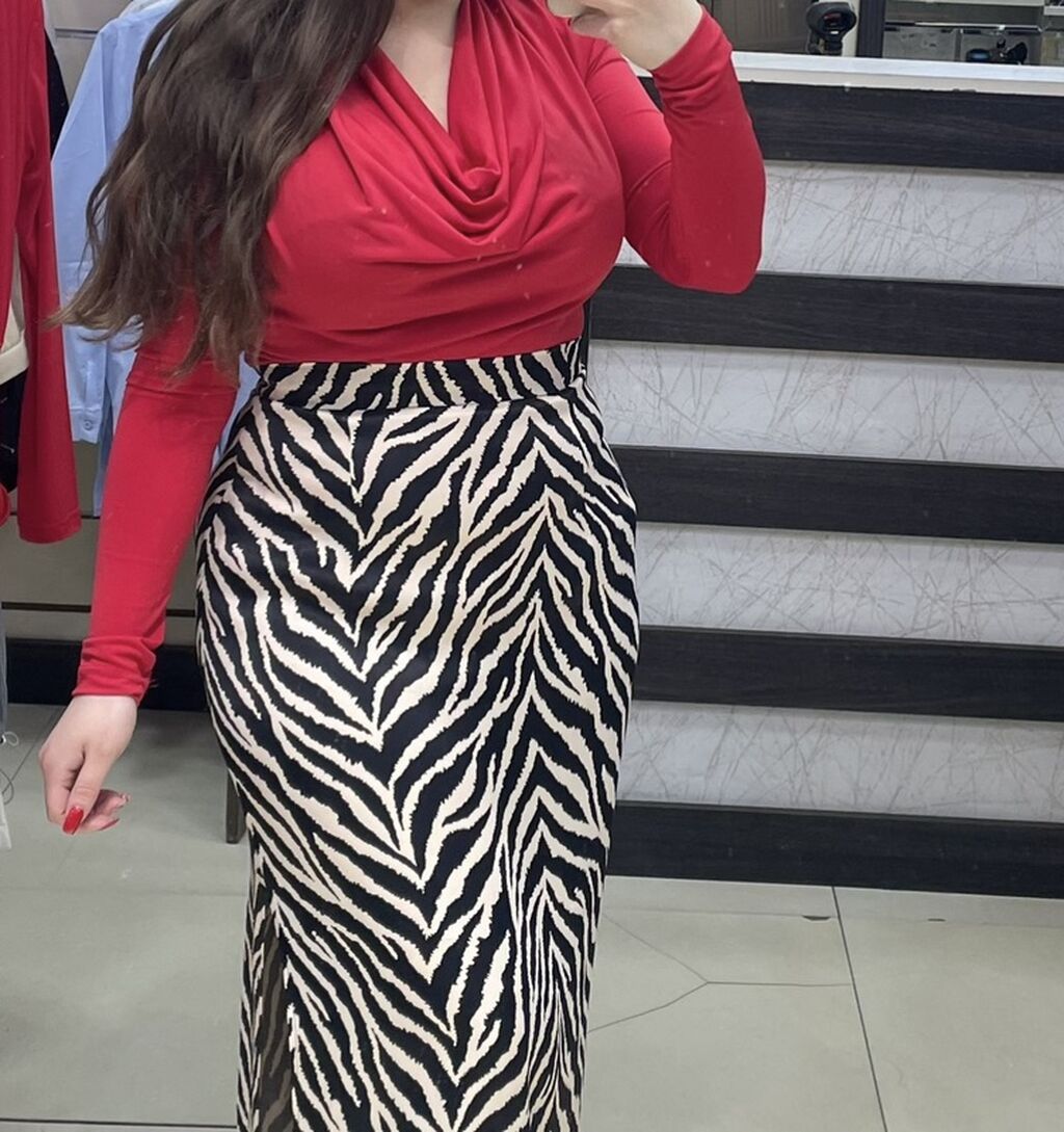 Saten brendinindir, materialı keyfiyyətli atlasdır. Cəmi 1 dəfə