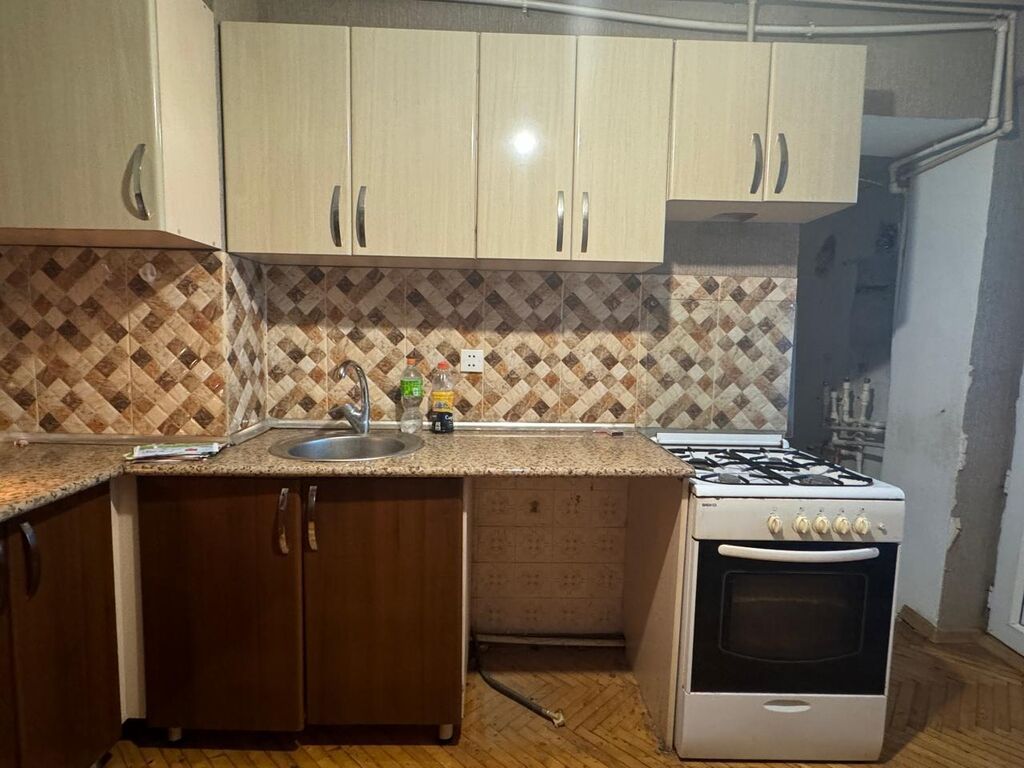 Mətbəx şkafı dəsti - Aşağı hissə: ağac naxışlı qəhvəyi alt dolablar