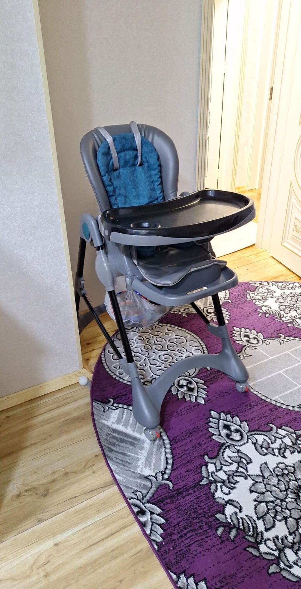 Uşaq yemək stulu - Rəng: boz-qara, mavi yumşaq oturacaq yastığı ilə -