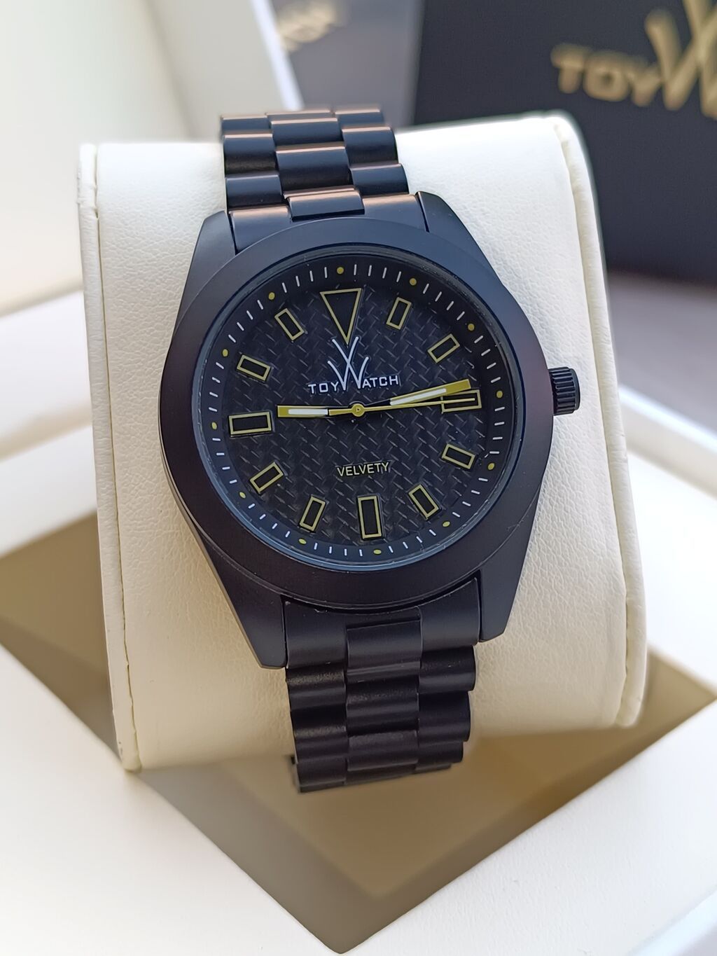 Yeni, Qol saatı, rəng - Qara