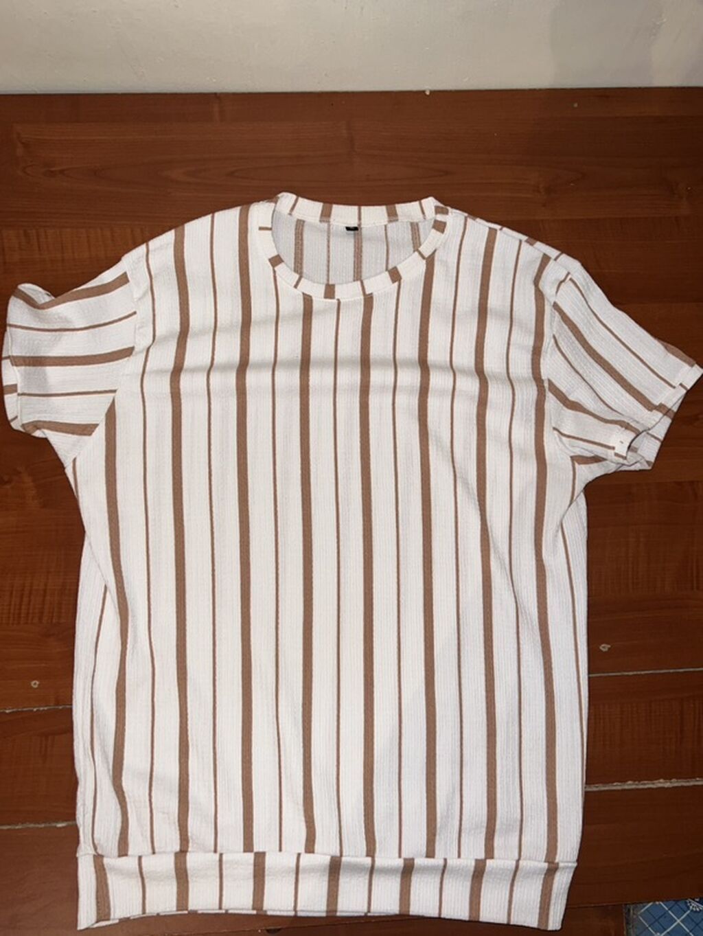 Qısaqollu zolaqlı köynək - Model: klassik dairəvi yaxalı, qısaqoll -