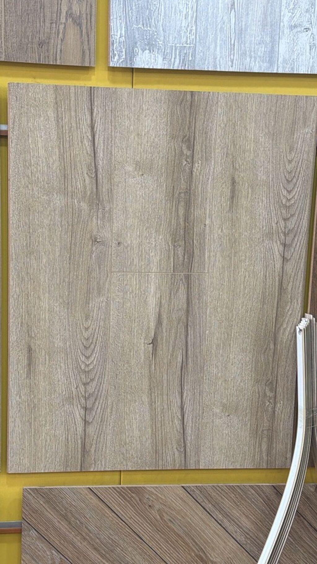 Məhsul: Taxta naxışlı laminat döşəmə panelləri Təsvir: - Təbii ağac