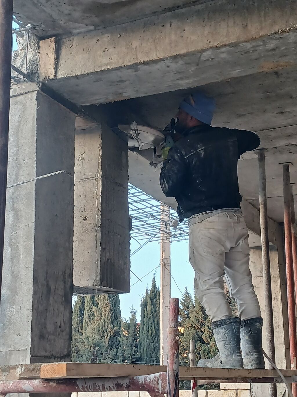 Beton kəsimi və deşmə xidməti - Armaturlu beton, monolit tavan
