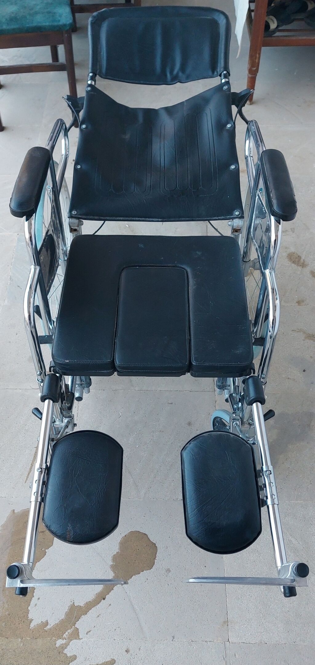 Tualet funksiyalı əlil arabası - Material: xrom örtüklü möhkəm metal