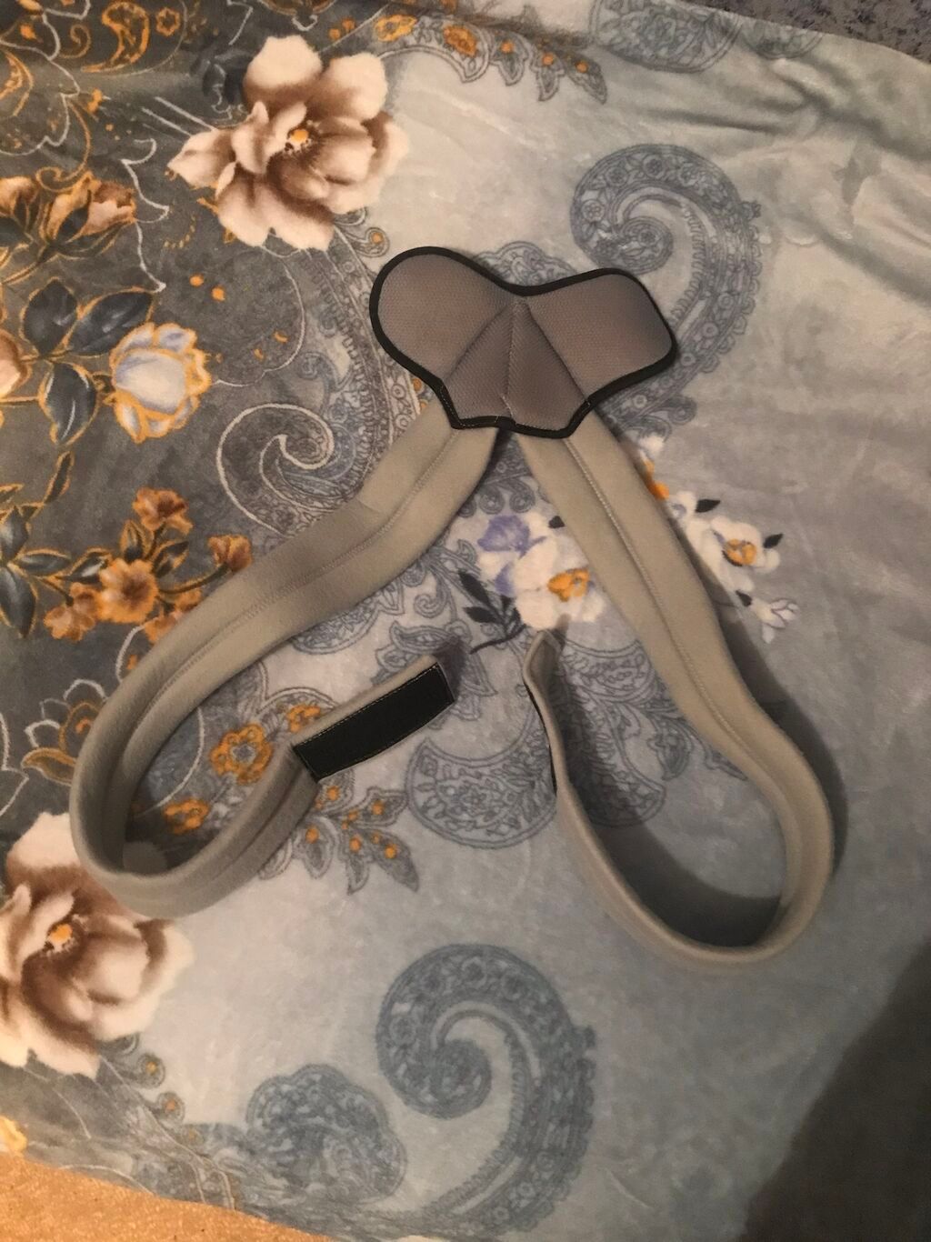 Çiyin üçün korset boz rəngdə