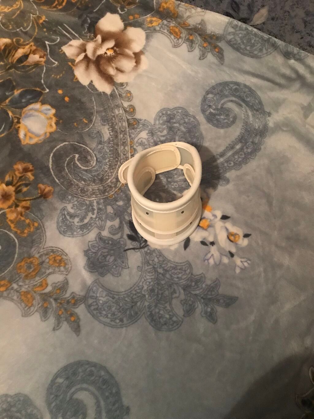 Boyunluq yenidir. İstifadə edilməyib. Ağ rəngdə