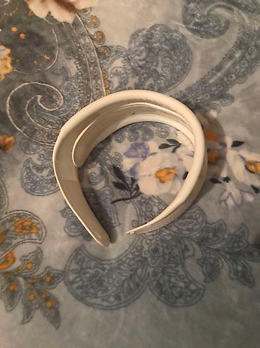 Boyunluq yenidir. İstifadə edilməyib. Ağ rəngdə - şəkil 4