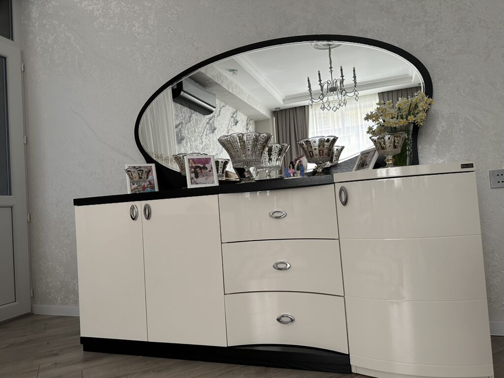 Zal üçün dəst mebel - Rəng: qara-ağ, parlaq fasadlar, xrom tutacaqlar