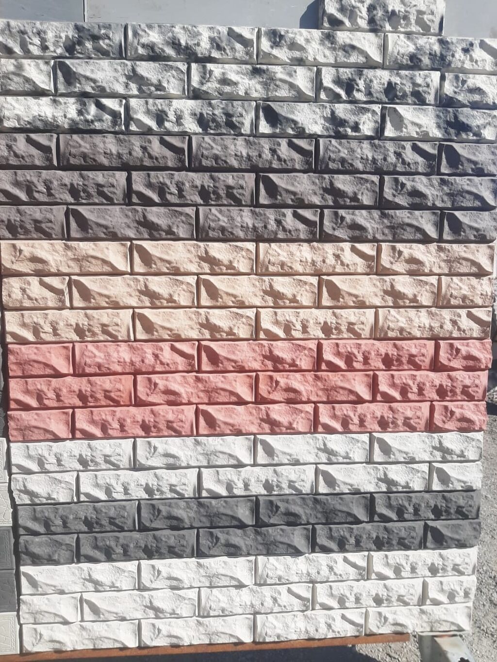 Üzlük daş panelləri – dekorativ beton/daş teksturalı fasad və interyer