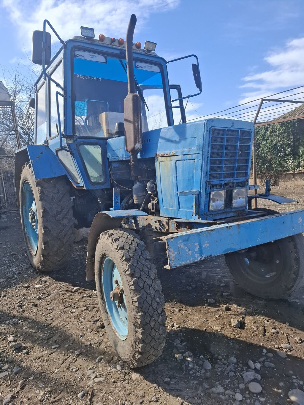 Mavi rəngli təkərli kənd təsərrüfatı traktoru - Kabinli, panoram