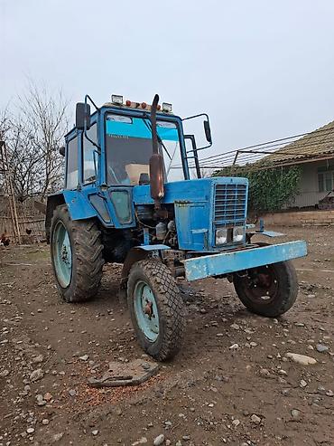 Mavi rəngli təkərli kənd təsərrüfatı traktoru - Kabinli, panoram - şəkil 3