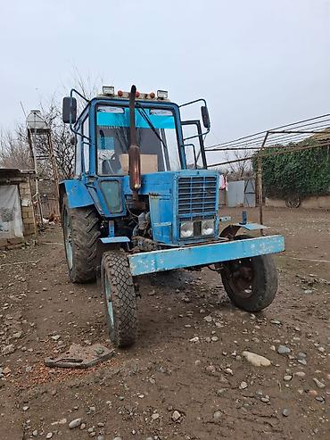 Mavi rəngli təkərli kənd təsərrüfatı traktoru - Kabinli, panoram - şəkil 4