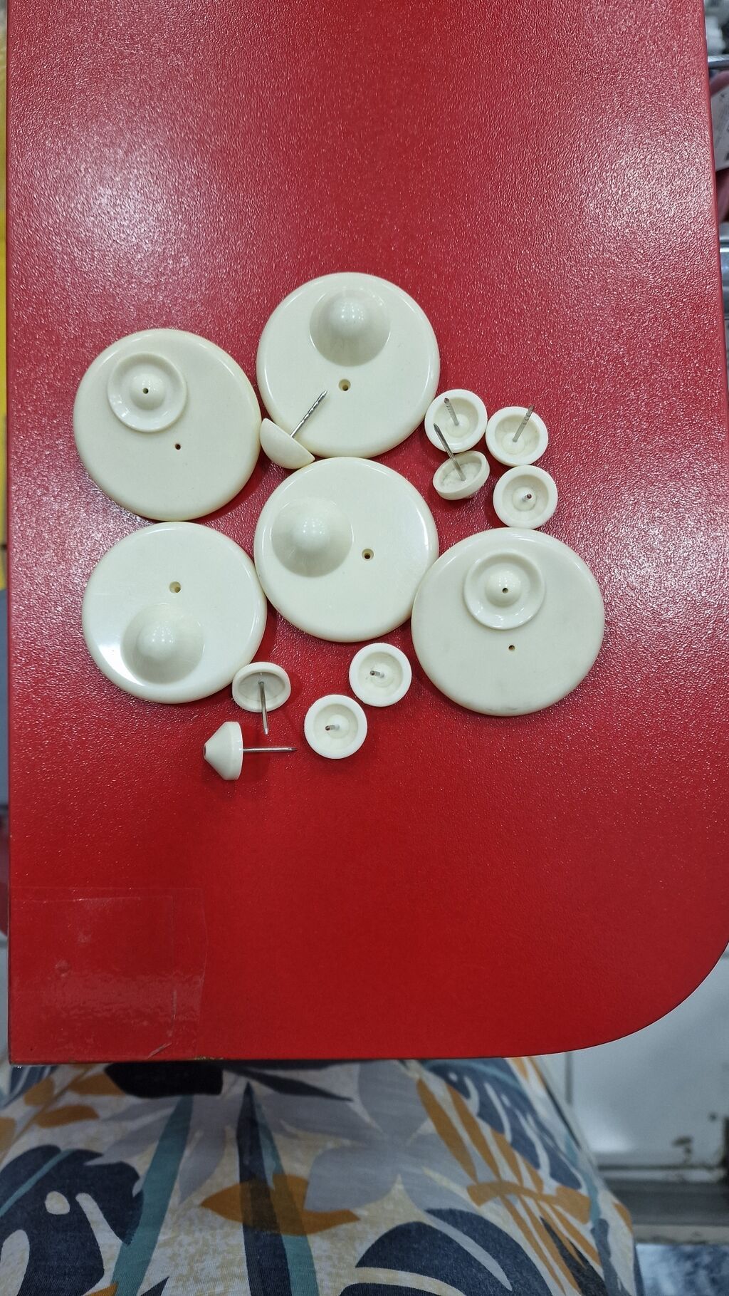 Ogurluq eleyhine siqnalizasiya sistemi, ağ rəngli plastik paltar