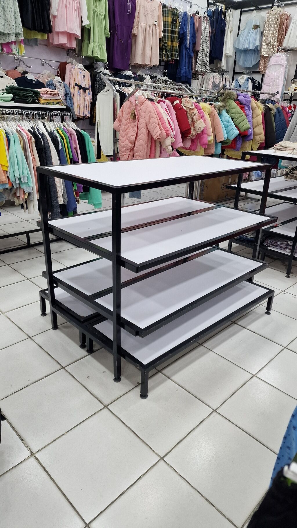 Mağaza vitrin rəfi – 4 mərtəbəli orta ada tipli stend, hərəkətli