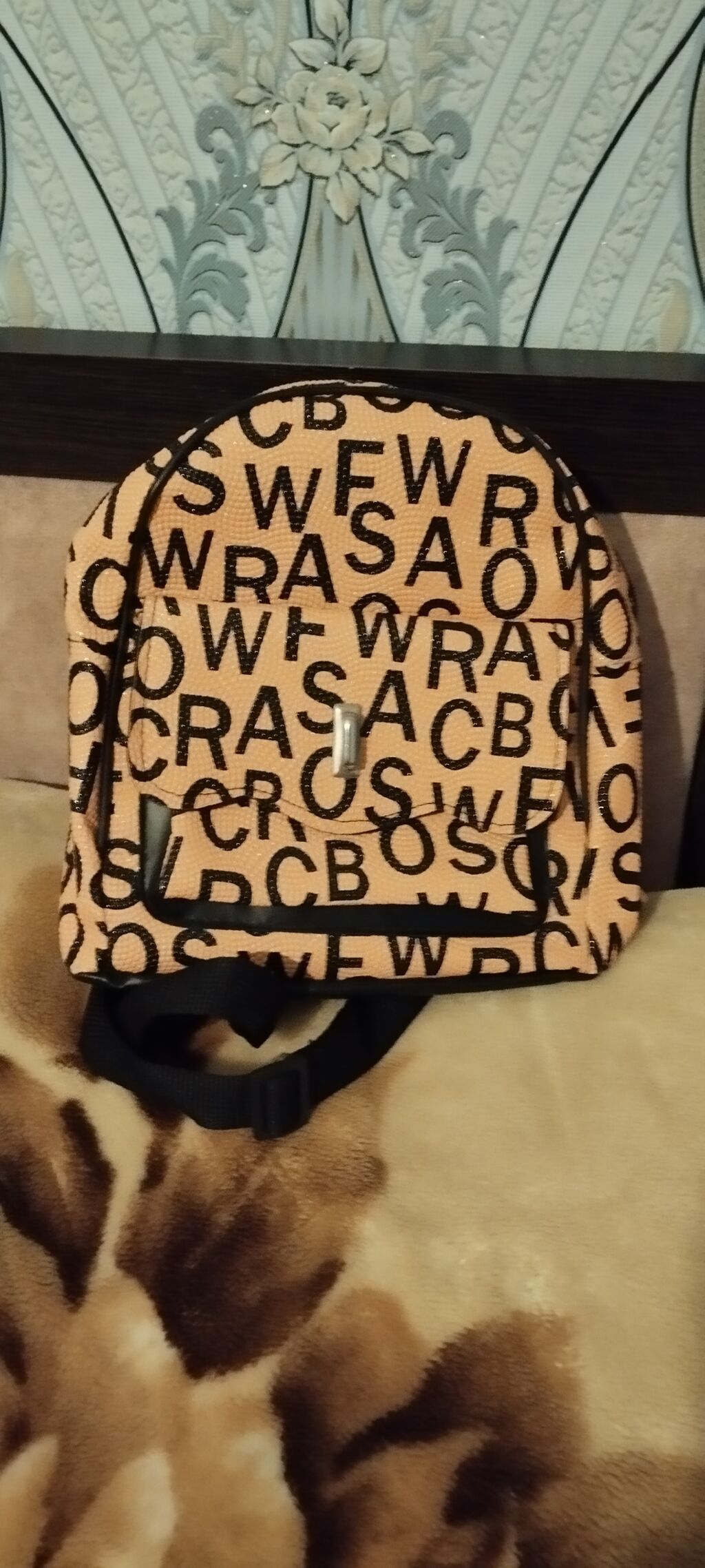 Orta boy bel çantasi sari rengde qara detaylidi çoox az istifade