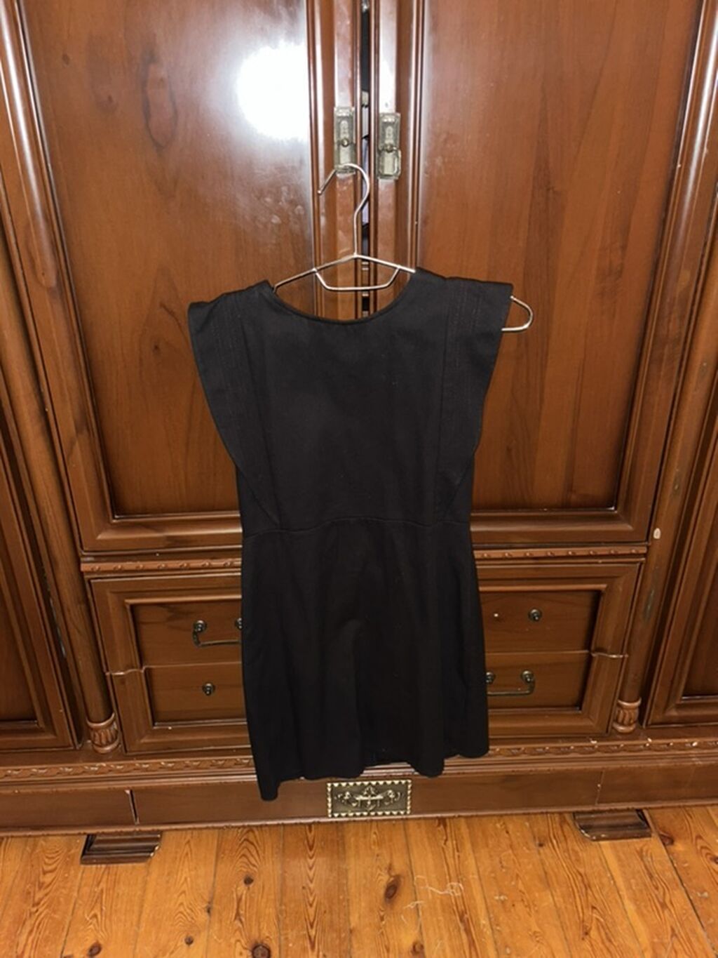 Qara qısa don - Rəng: qara - Dizayn: minimalistik, qolsuz, yuxarı