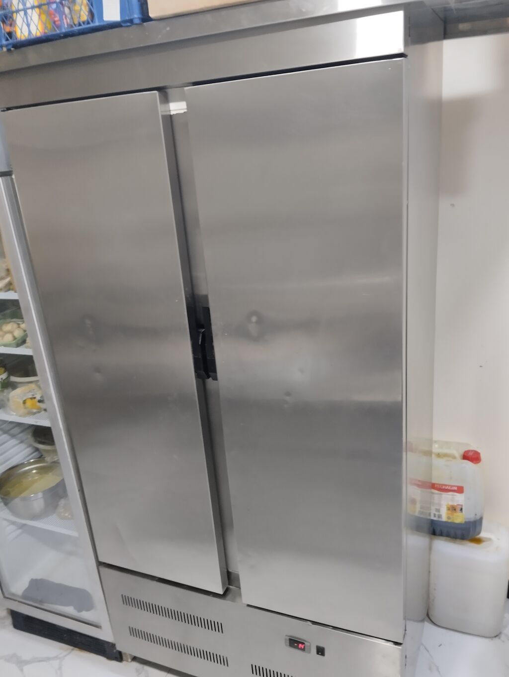 Paslanmayan poladdan hazırlanmış iki qapılı peşəkar soyuducu -