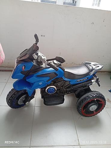 Uşaq elektrik motosikleti – 3 təkərli, mavi rəng - Model üzərində - şəkil 2