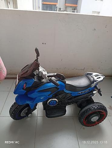Uşaq elektrik motosikleti – 3 təkərli, mavi rəng - Model üzərində - şəkil 3