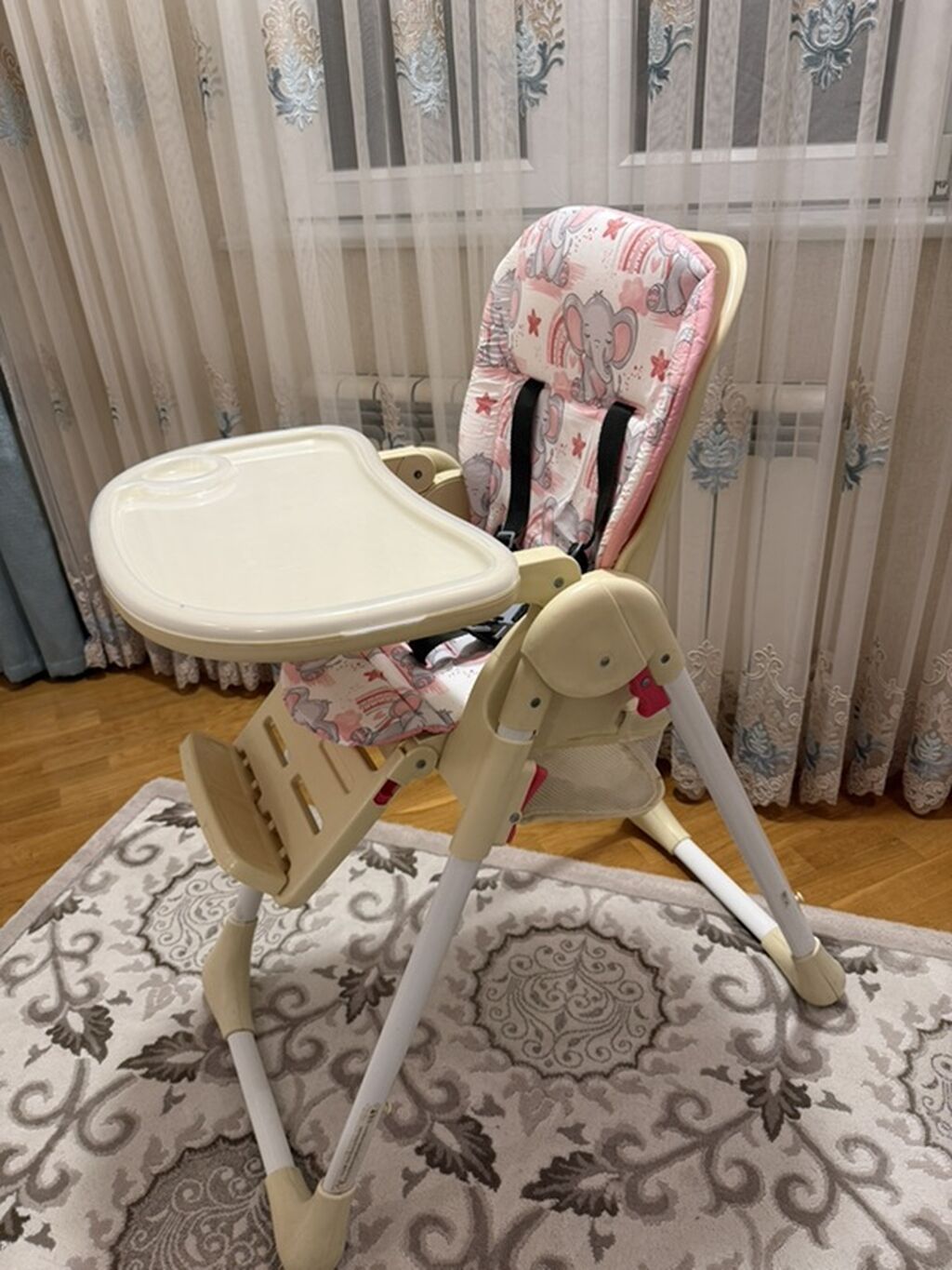 Uşaq qidalanma oturacağı. Uşaq yemək stolu. Çox yaxşı vəziyyətdədir