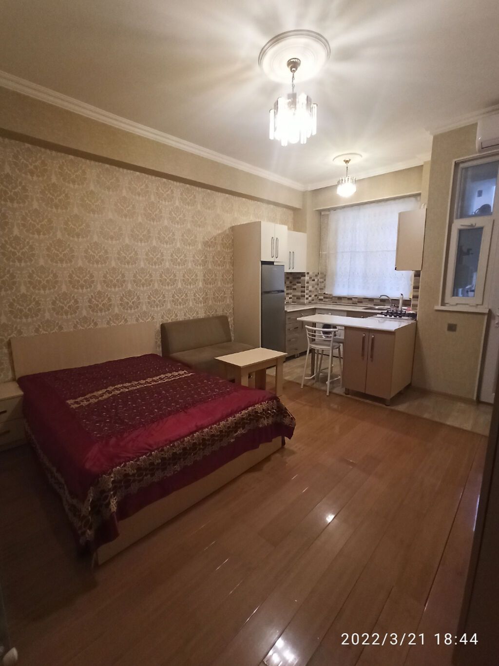 Mənzil mərkəzdə Kristal Abşeron 2 yerləşir. Binanın yaxınlığından