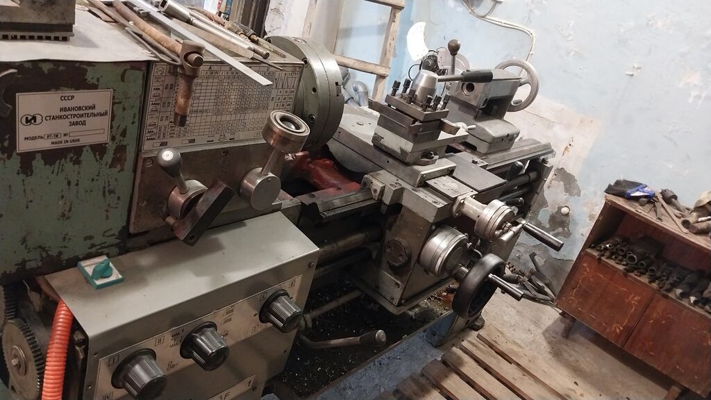 Tokar işləri görülür Dəzgahda kəsim, yonma, diş açma, qazma işləri