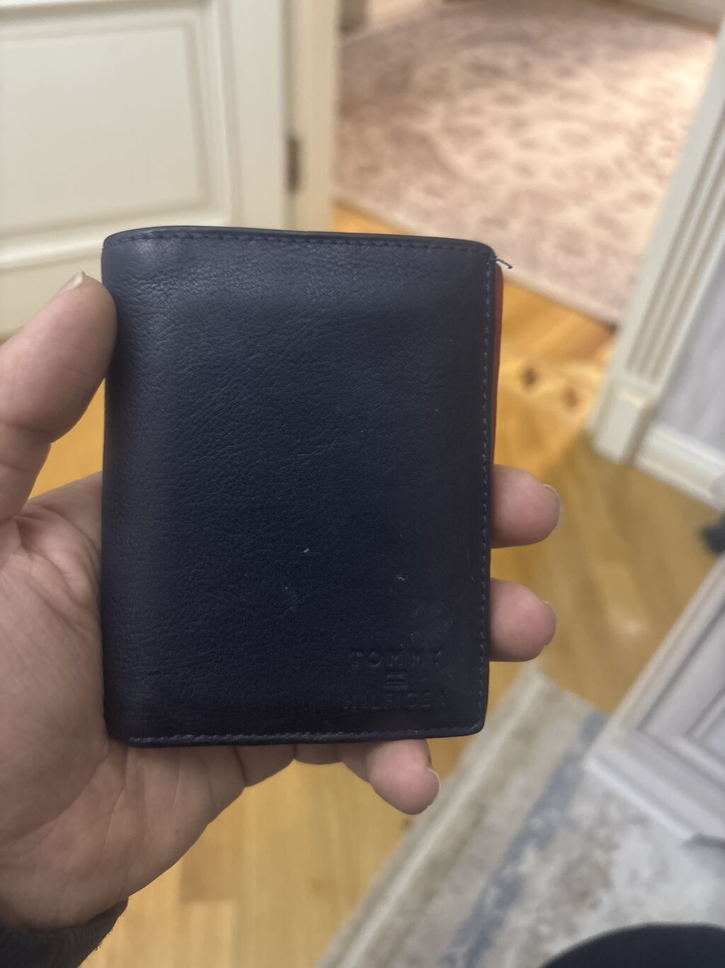 Cüzdan ela veziyettedir