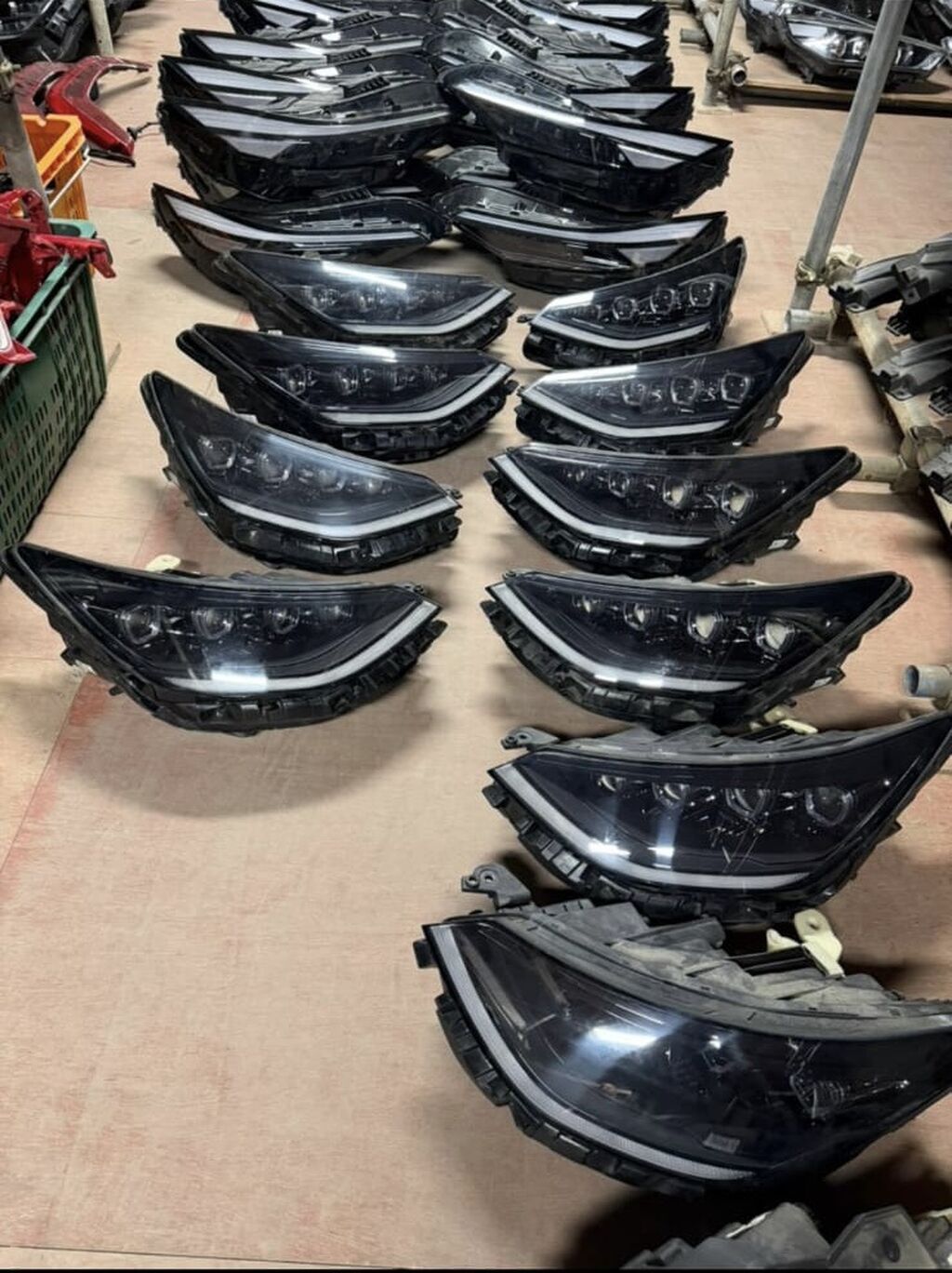 Hər növ Hyundai və KIA modellərinə ehtiyyat hissələrinin satışı və