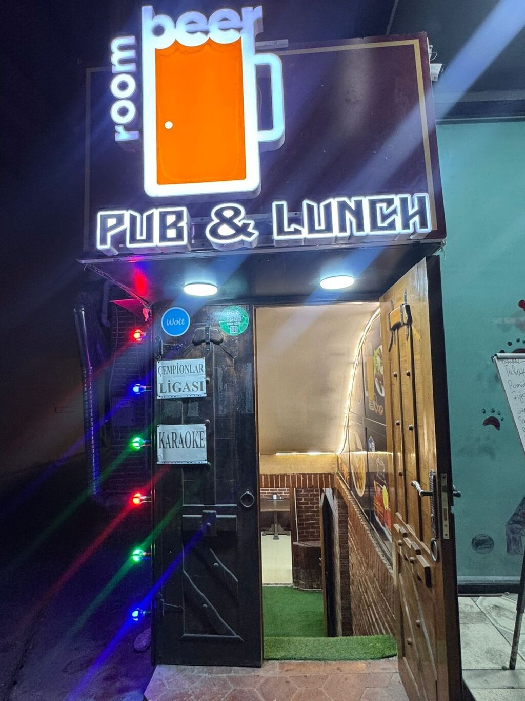 Beer Room – Pub & Lunch - Yeraltı konseptli, kərpic divarlı