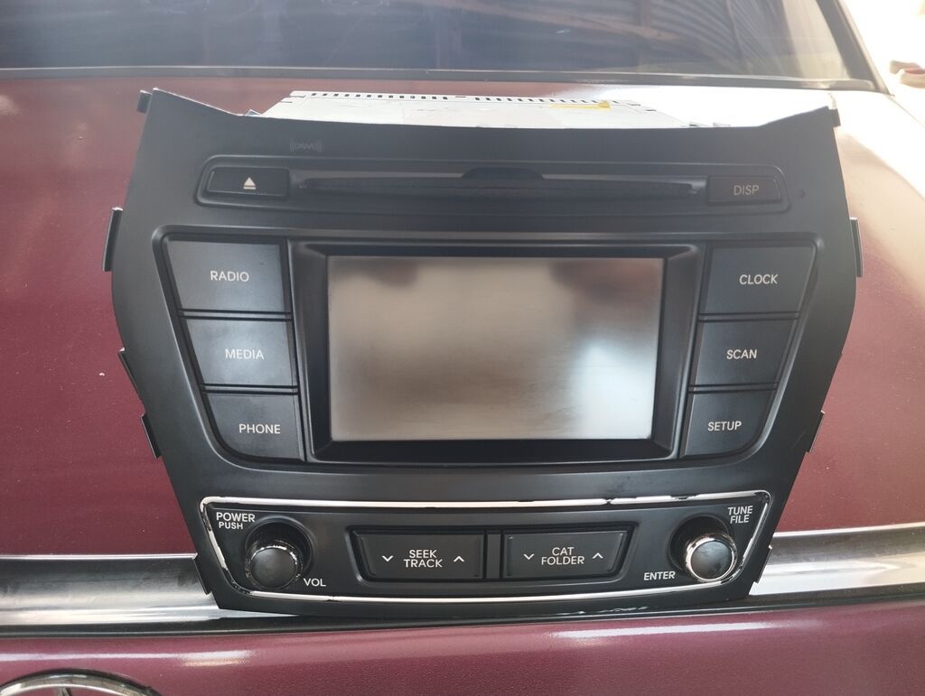 Avtomobil multimedia/radio başlıq bloku Xüsusiyyətlər: - LCD ekranlı