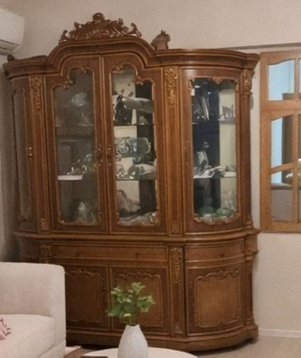 Klassik üslubda taxta vitrin şkaf - Material: Masif ağac, zəngin
