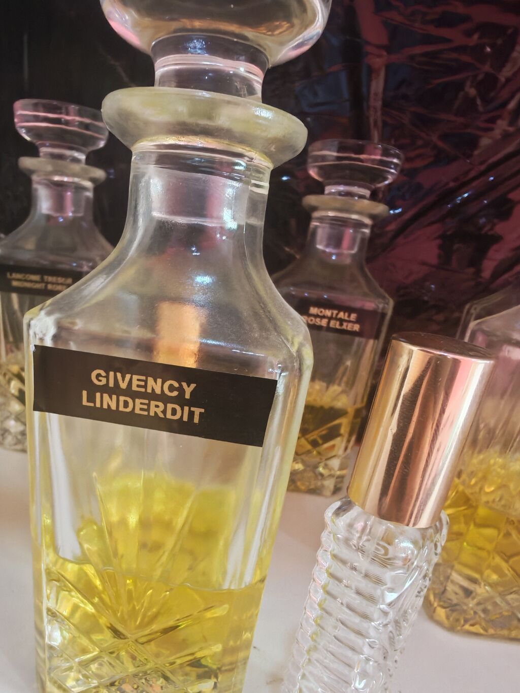 Parfumeriya dükanına reklamçı reklam etməyi bacaran 20-25 yaşlarında