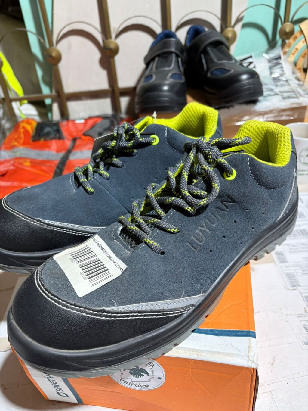 Yeni və keyfiyyətli iş ayaqqabısı satışdadır. Rahat və dayanıqlı