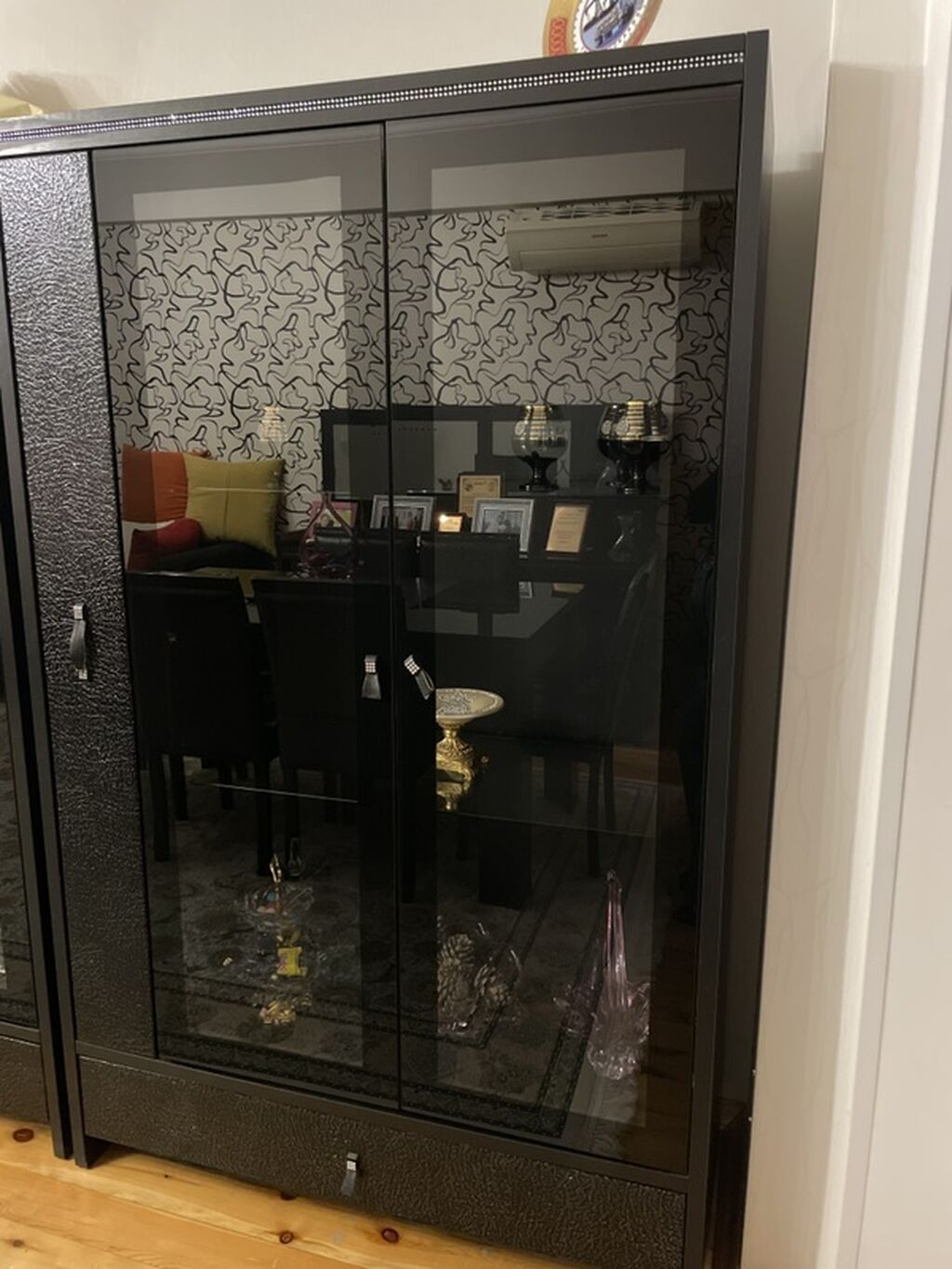 Şüşəli dolab vitrini, İşlənmiş, Ünvandan götürmə