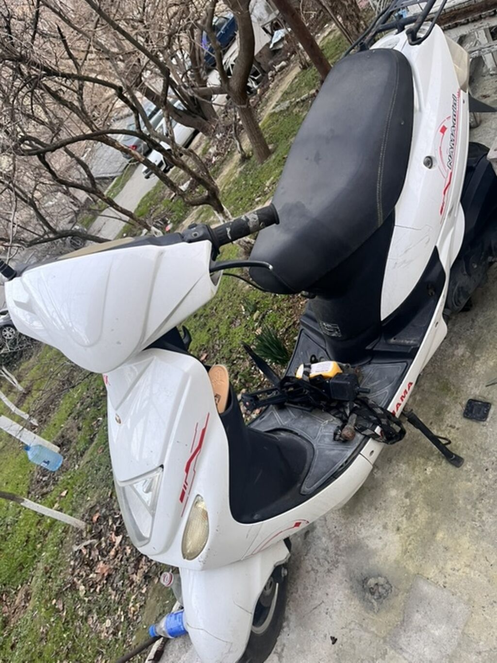 Ağ rəngli şəhər skuteridir. Geniş və rahat iki nəfərlik oturacaq, arxa