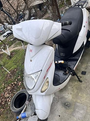 Ağ rəngli şəhər skuteridir. Geniş və rahat iki nəfərlik oturacaq, arxa - şəkil 3