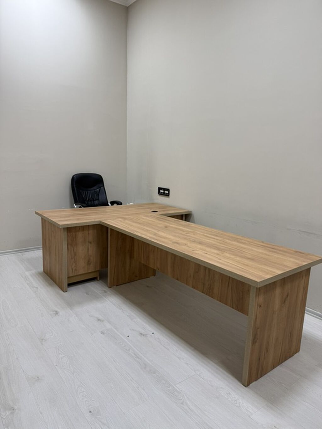 Müdir üçün, Künc masa