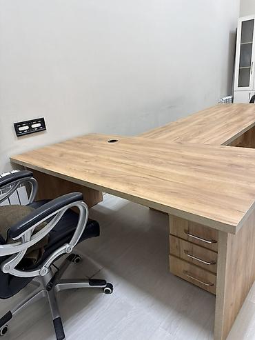 Müdir üçün, Künc masa - şəkil 4