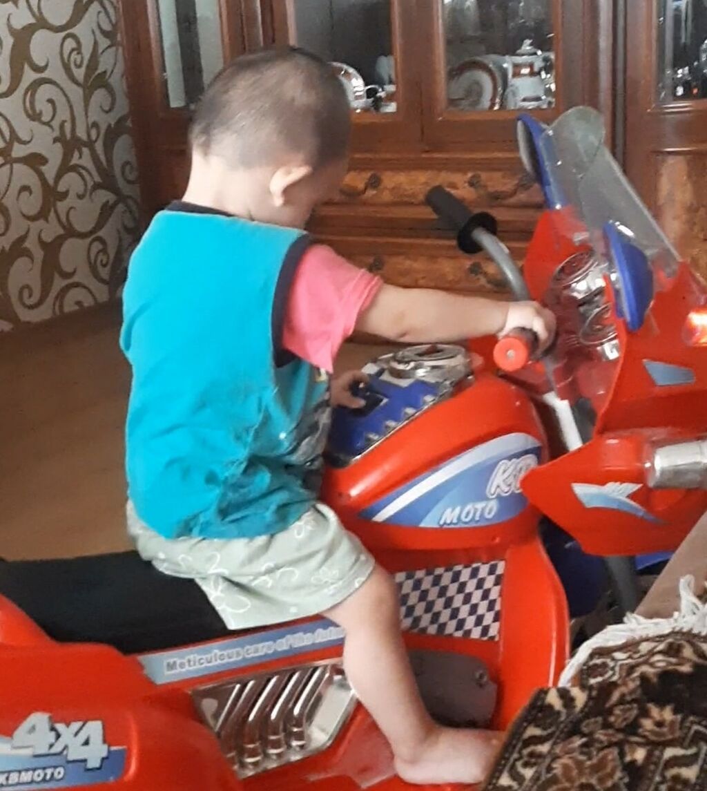 Uşaq üçün elektrikli üçtəkərli motosiklet - Rəng: qırmızı-mavi -