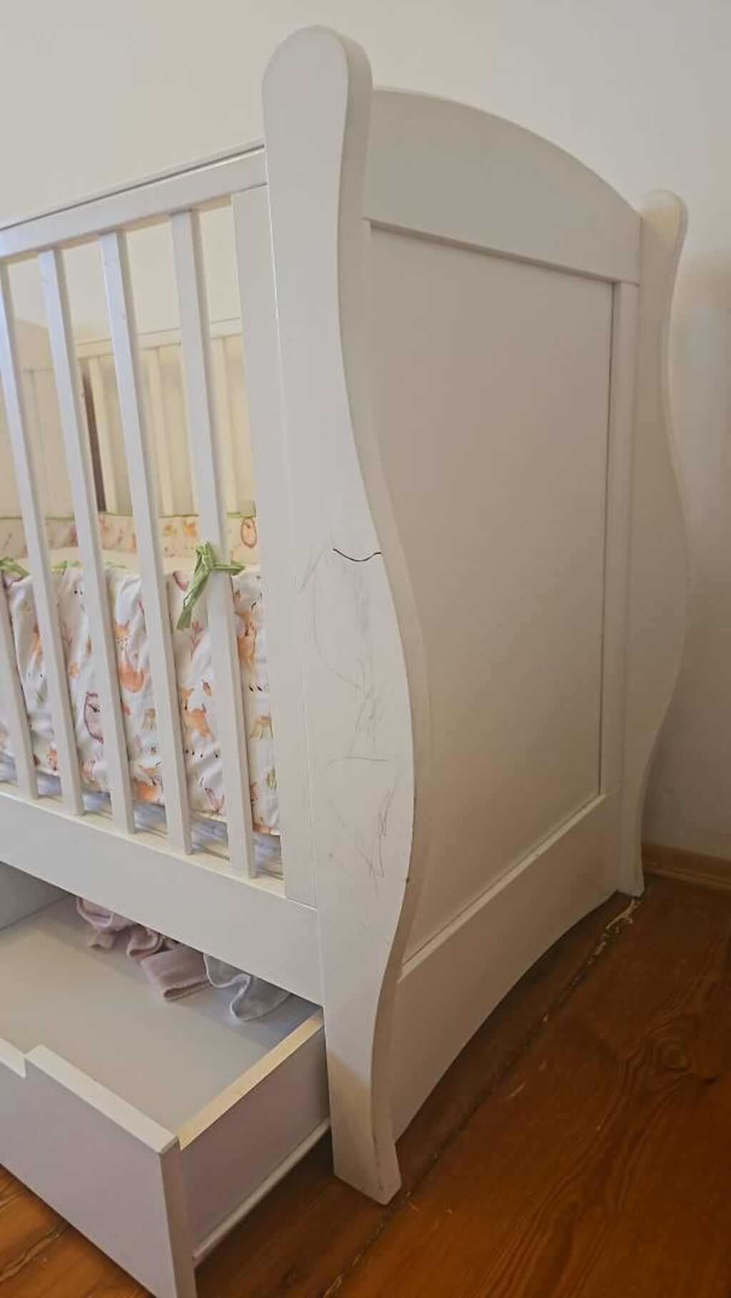 Taxtadandi.alti dolabdi.yellenmir.bir terefinde qirigi var.sekilde