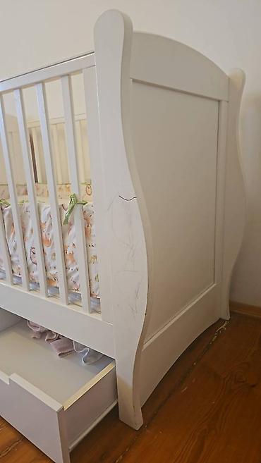 Taxtadandi.alti dolabdi.yellenmir.bir terefinde qirigi var.sekilde - şəkil 2