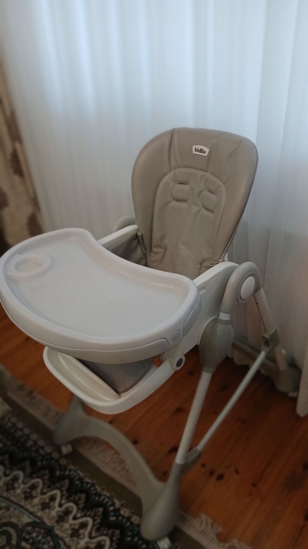 🌟 Kidilo - Əla vəziyyətdə çoxfunksiyalı yemək masası! 🌟 Çox az və