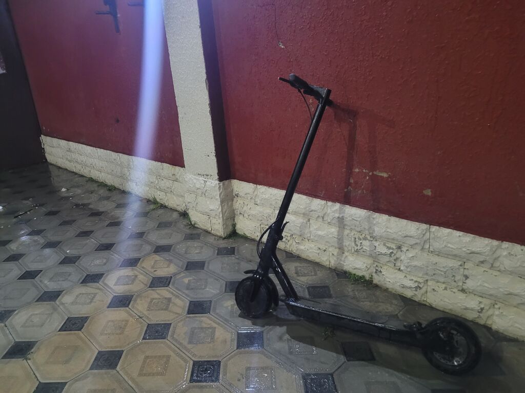 Elektrik skuter – qara rəngdə, şəhər içi qısa məsafələr üçün kompakt