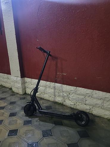 Elektrik skuter – qara rəngdə, şəhər içi qısa məsafələr üçün kompakt - şəkil 3