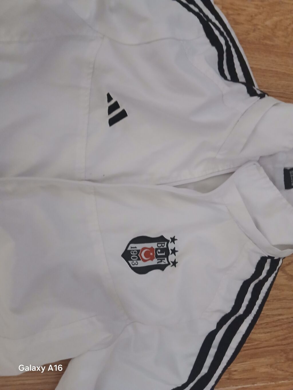 Beşiktaş JK (1903) loqolu idman üst geyimi - Rəng: ağ, qara zolaqlı -